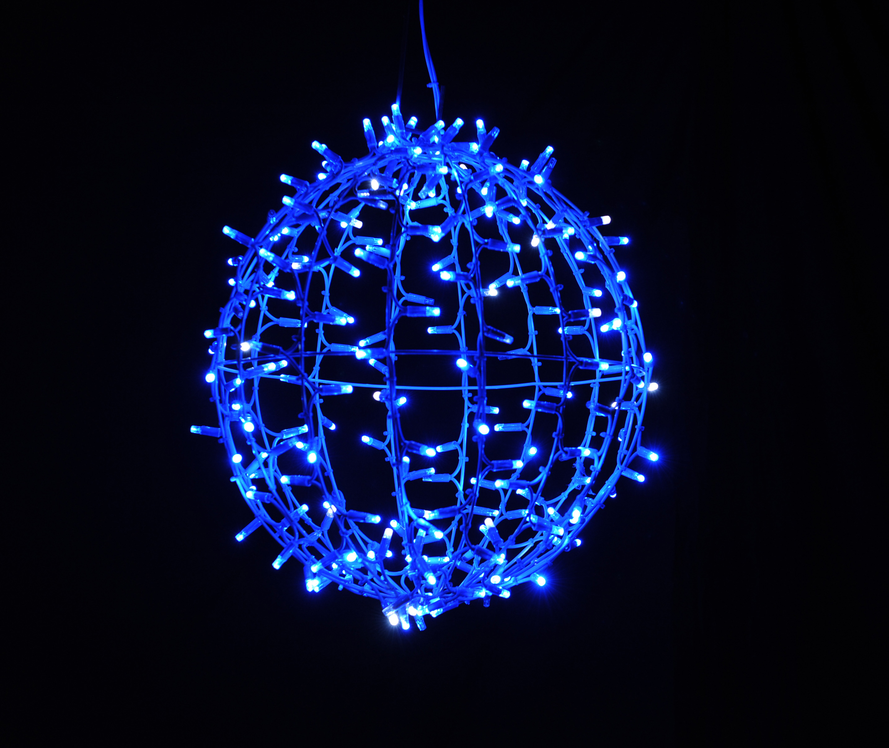 Motivi di sfera natalizia all'aperto