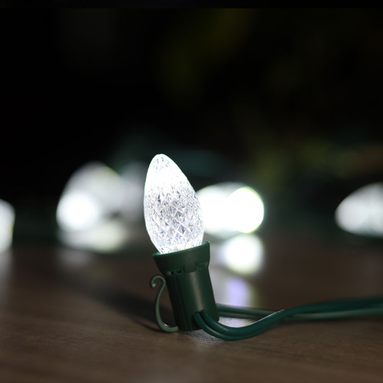 Installazione di illuminazione natalizia di livello commerciale che mostra le differenze di temperatura del colore